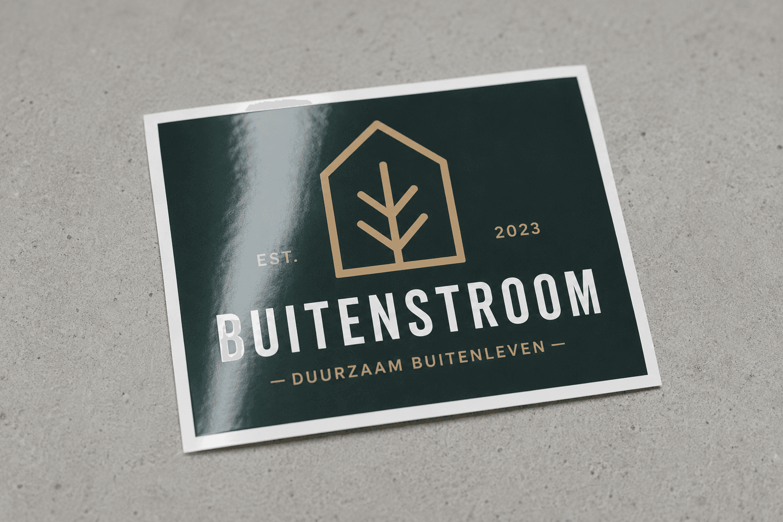 Premium vinyl sticker Buitenstroom op beton — outdoor signage