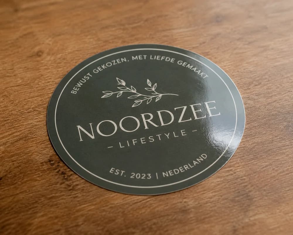 Grote ronde vinyl-sticker van 10 cm doorsnede in gebruik