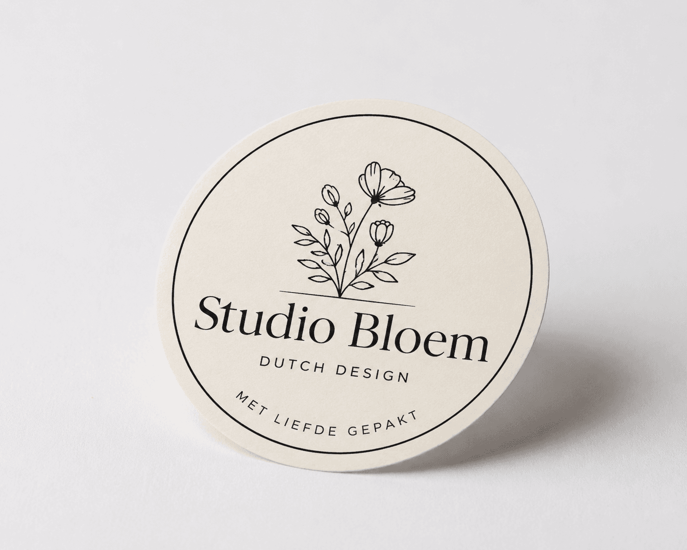 Matte vinyl sticker — Studio Bloem rond design op crème achtergrond, anti-glare coating, Nederlands botanisch design