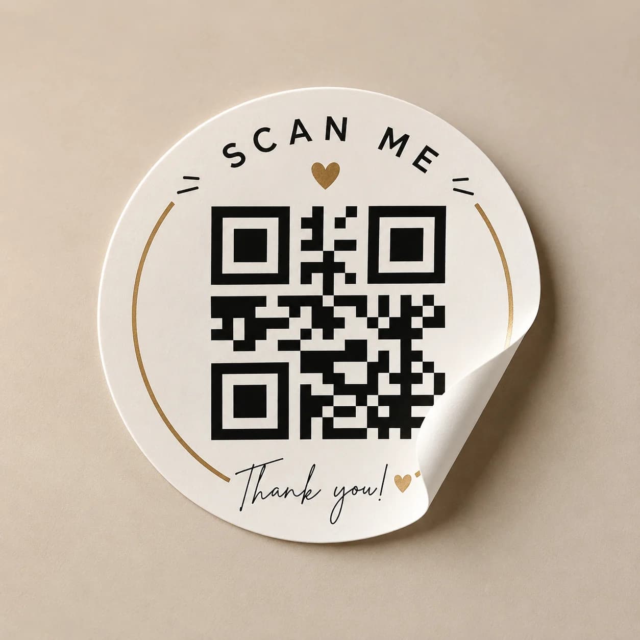 Horeca sticker voorbeeld — ronde QR-code sticker op glanzend vinyl voor menukaart, review-link of wifi-toegang